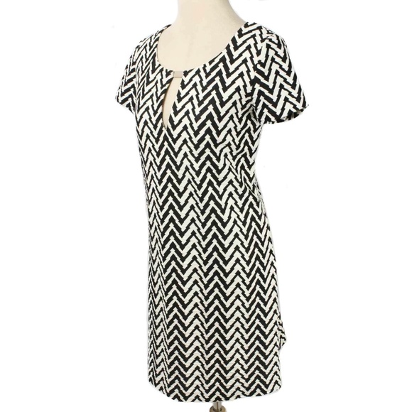 JESSICA SIMPSON Black & Ivory Textured Chevron Pattern Keyhole Shift Dress - Picture 3 of 5